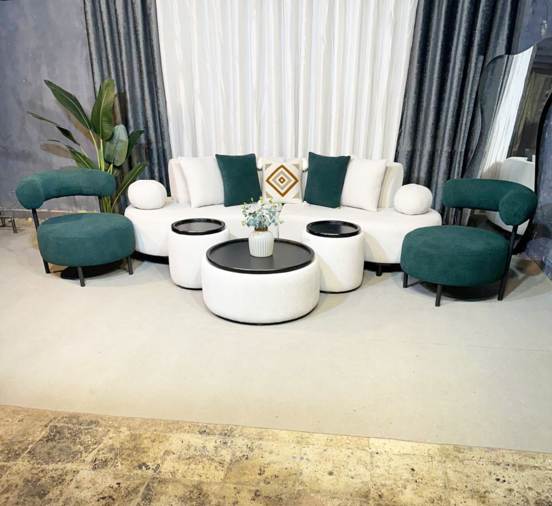 یه مبل لاکچری و شیک